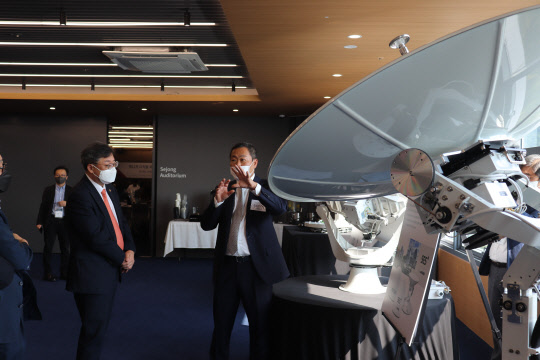 박윤규 과기정통부 제2 차관(왼쪽)이 인텔리안 테크놀로지에서 위성통신에 대해 설명을 듣고 있다. 과기정통부 제공